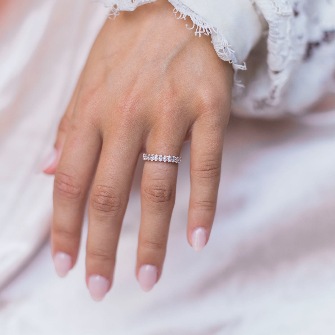 Brilliant Oval Shared Prong Moissanite Wedding Band Engagement Band