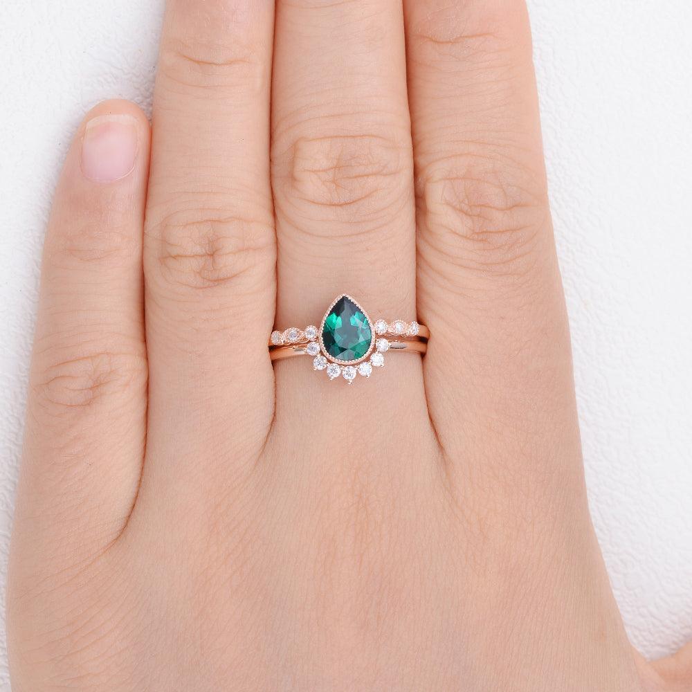 Pear & Emerald Migraine Vintage Signature Bridal Ring Set For Her